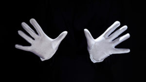Robber wearing white gloves hits cellphone store in Phoenix