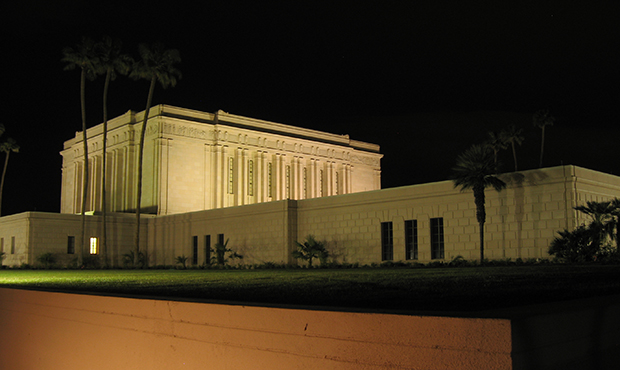 Mesa LDS Temple (Flickr/Ken Lund)...