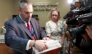 Sinema relying on moderate approach, keeps distance from Schumer