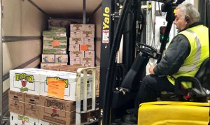 Bashas' donates 16,000 pounds of apples to Phoenix food bank