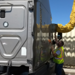 500_truckstopelectrificationtsebeingattachedtosemi-679777
