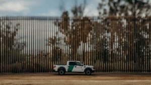 Man pleads guilty to bribing border agent as part of human smuggling conspiracy