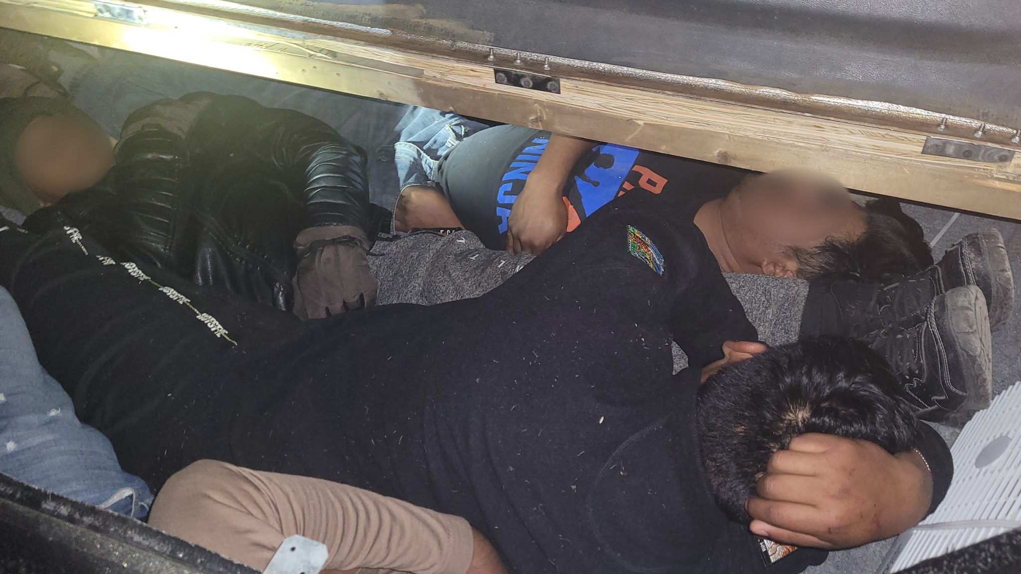 Related Border agents in Arizona find 32 migrants in box truck; 2 smugglers flee2 US citizens arres...