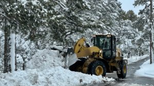Drivers warned to stay home during Arizona's high country winter storm, weather service says