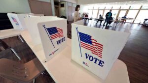 Man gets over 3 years for making a bomb threat against an Arizona election official