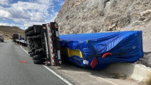 Traffic reopens on NB I-17 north of Black Canyon City after truck carrying beam overturns