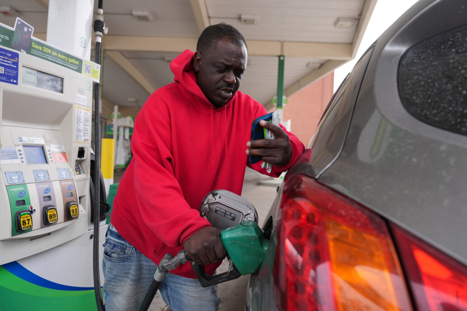 Dave Thomas purchases gasoline at a station Tuesday, March 24, 2026, in Chicago. (AP Photo/Erin Hoo...